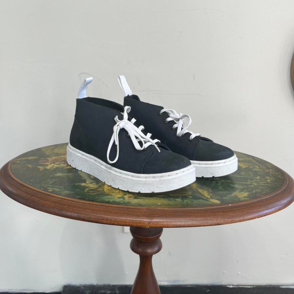 Dr. Martens Baynes Black Leather Chukka Boots - White‎ Platform Sole